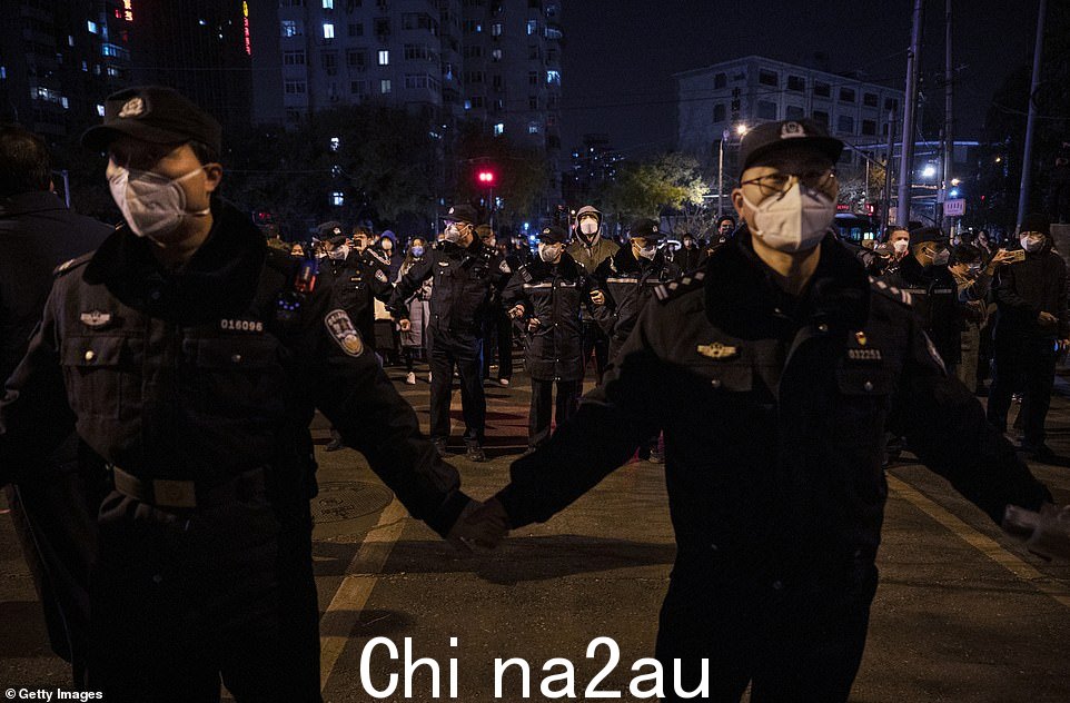 周日在北京的抗议活动中,警察拉起了警戒线。新疆省一场致命的公寓火灾引发强烈抗议,抗议者走上街头,因为许多人指责新冠病毒限制