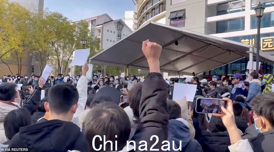 学生在北京清华大学参加抗议 Covid 限制措施的一系列示威活动震撼全国