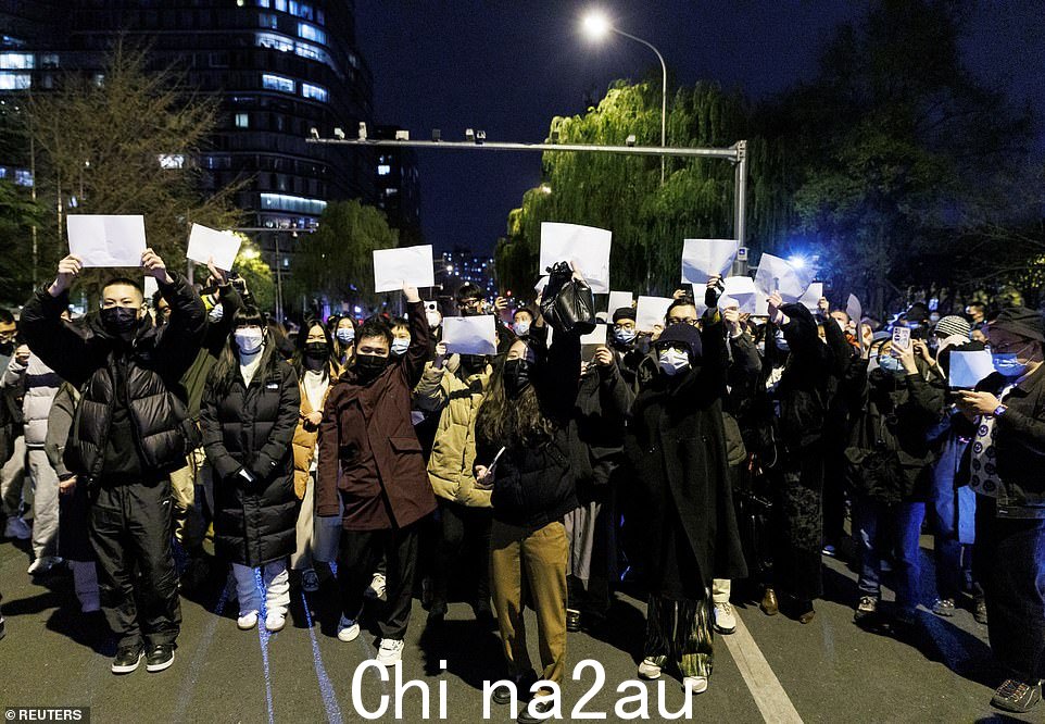 居民聚集在一起守夜ld 周日在北京抗议 Covid 限制的白纸