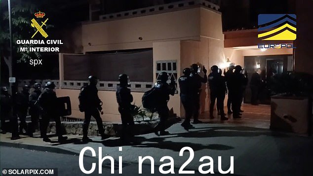 一个控制着欧洲三分之一可卡因贸易的巨大毒品“超级卡特尔”已被警察捣毁,在包括法国和迪拜在内的多个国家逮捕了 49 人。图为:西班牙国民警卫队警察突袭西班牙的一座豪宅
