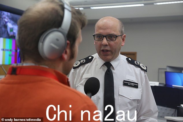 副局长助理 Matt Twist 向媒体谈论 Just Stop Oil 抗议