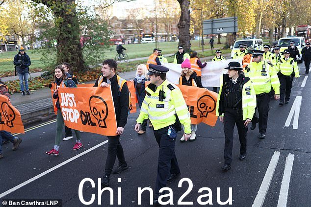 该组织的抗议者是灭绝叛乱的一个分支,他们封锁了伦敦及其周边地区的道路和桥梁,以强调他们要求政府停止新的石油和天然气项目