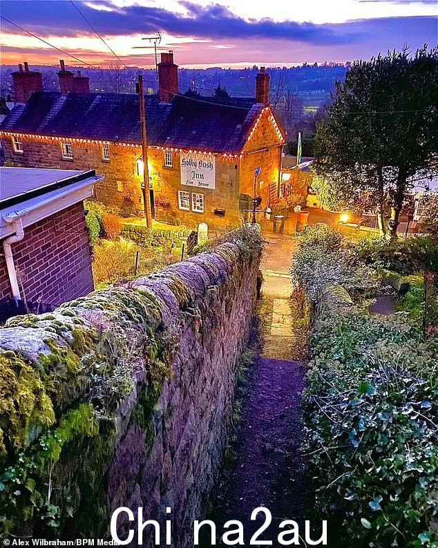 傲慢的评论者标记了屡获殊荣的 Holly Bush Inn - 一个风景如画的 17 世纪水坑 - 因为他们发现它太忙了,酒吧里有孩子,他们在午餐时间提供食物