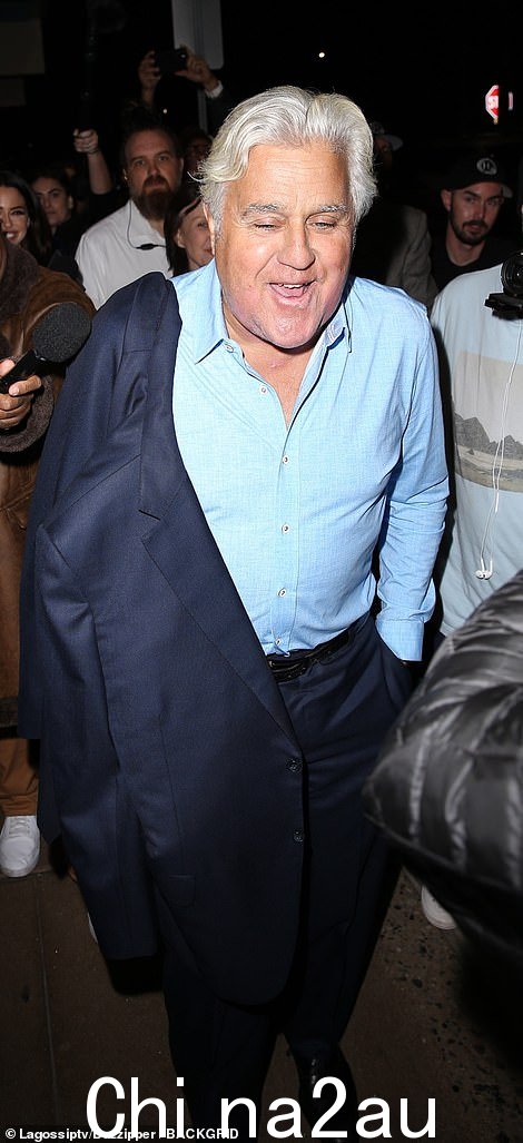 凯旋归来:72 岁的 Jay Leno 在他的车库发生火灾事故后首次重返舞台,严重烧伤了他的脸、胸部和手