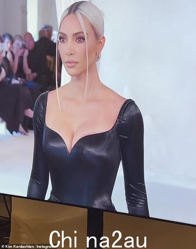 Kardashian 经常穿着 Balenciaga 出席重大活动,并且在过去的几个品牌活动中都有特色,例如巴黎时装周,上图