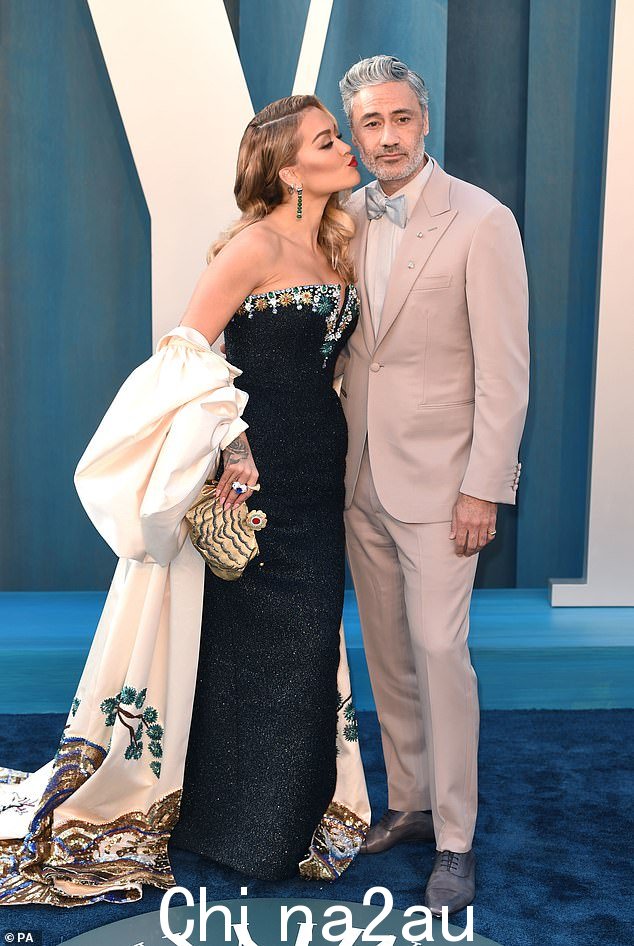 新婚夫妇:Rita - 现在已与导演 Taika Waititi 结婚 - 此前确认她的专辑不会收录她在分手前与 Calvin 合作的音乐。