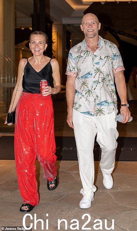 看起来不错:Jill 的未婚妻 Shelly Unitt 在与 Mike Tindall 聊天时穿着一条红色亮片长裤闪亮登场