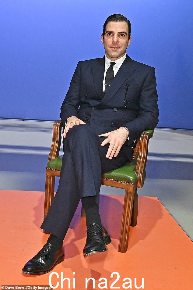 表演:演员扎克瑞昆图在周一的新闻之夜表演后在后台合影