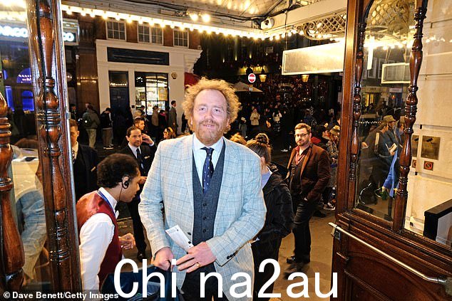 骄傲:制作人 Adam Speers 身穿三件套西装和浅灰色夹克,看上去风度翩翩,很高兴看到他的表演栩栩如生