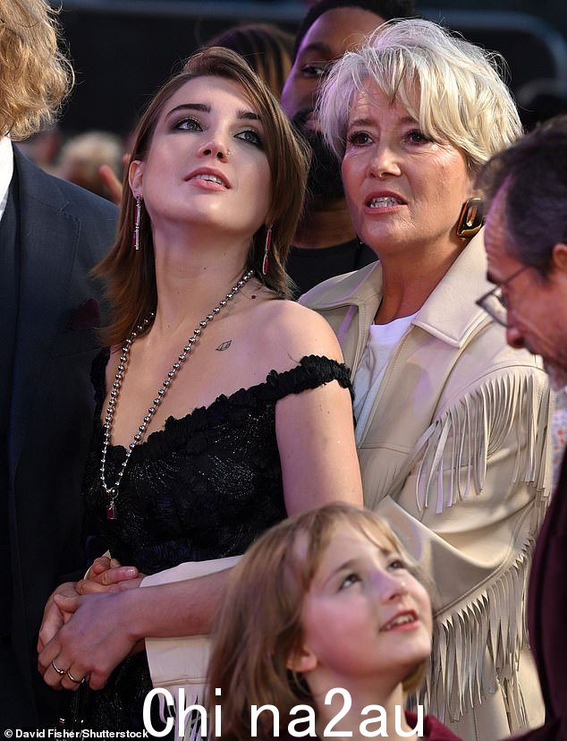 Gaia Wise 和 Emma Thompson 出席 2022 年 10 月 5 日在第 66 届 BFI 伦敦电影节上举行的音乐剧 Matilda 首映式
