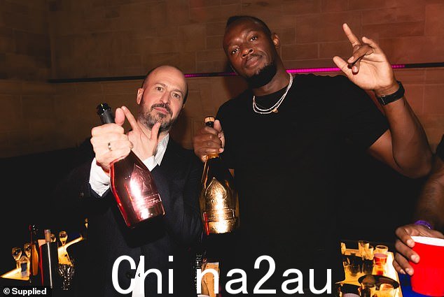 Usain Bolt(右)在周一的澳大利亚之行中度过了一个愉快的夜晚