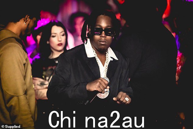 Don 穿着黑色夹克搭配正装衬衫,夸张的衣领