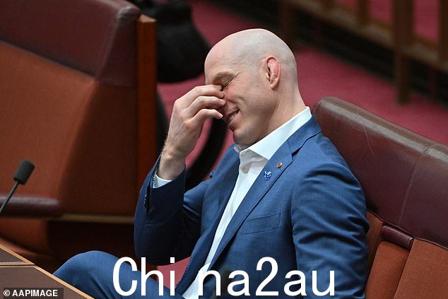 疲倦的参议员 Pocock 在周一的参议院会议上揉着眼睛,就在他宣布支持政府的劳资关系法案的第二天