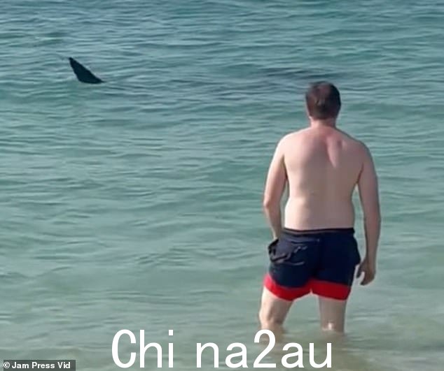 近距离通话的镜头是在迪拜的风筝海滩拍摄的,那里是水上运动的热门旅游胜地