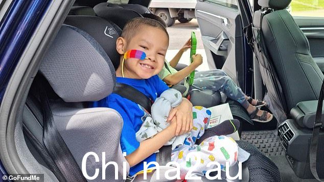 然而,随着治疗的继续,钱德勒的腿逐渐恶化,家人决定截肢以去除癌症