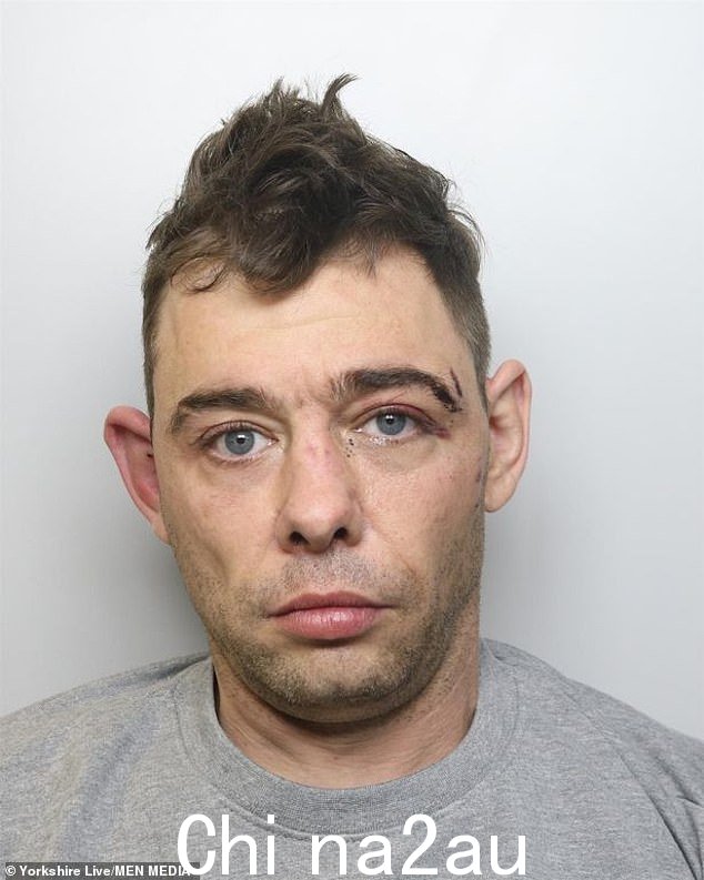 Anthony Murgatroyd 因残忍攻击他的搭档而入狱,他殴打并拖到街上