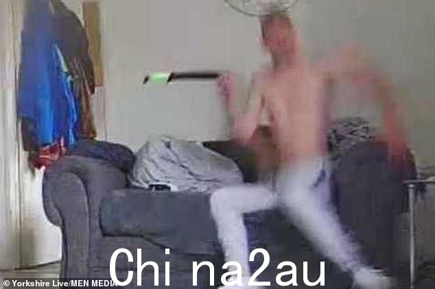 Murgatroyd 被他安装在客厅的摄像头拍到他的搭档拿着一把大刀