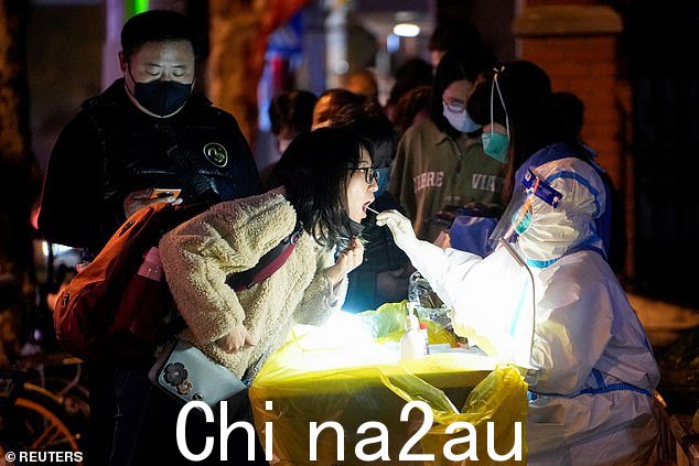 一名中国妇女在上海接受新冠病毒检测,上海因疫情爆发后数周的严格封锁而遭受重创