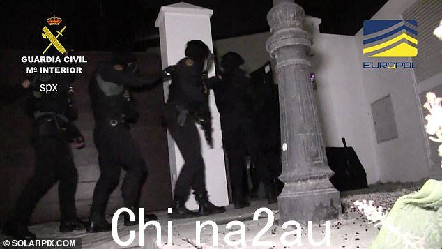 国民警卫队今天发布的视频显示全副武装的官员警察强行进入他们逮捕并带走手铐嫌疑人的豪宅