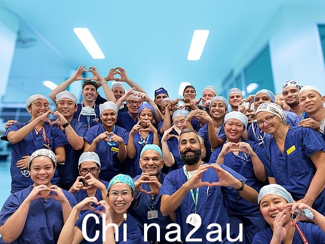 艾哈迈德博士作为信托手术室的临床副主任,拥有权威职位,因此能够让管理层站在一边。在他的类比中,一级方程式进站就是手术室。我希望外科医生每人花费 90他们的大部分时间都在剧院表演操作中,¿ 他说