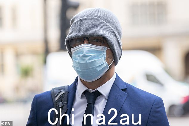 前警官 Jonathon Cobban(摄于 7 月威斯敏斯特地方法院外)因发送信息被判入狱 12 周WhatsApp chat