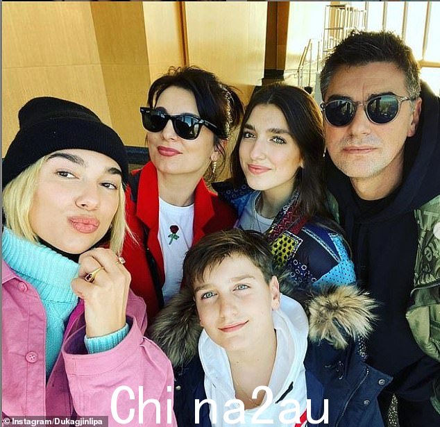 家庭:Dua Lipa,左,2019 年与她的父母和弟弟妹妹在纽约
