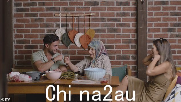 可爱!Davide 与苏伊健奶奶分享了甜蜜的拳头碰撞瞬间