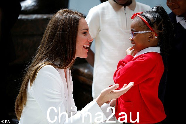 威尔士王妃(图片ed 在 2022 年 6 月的 Windrush 一代雕像揭幕仪式上对一个小女孩讲话)写了一篇文章强调关注早期发展的重要性