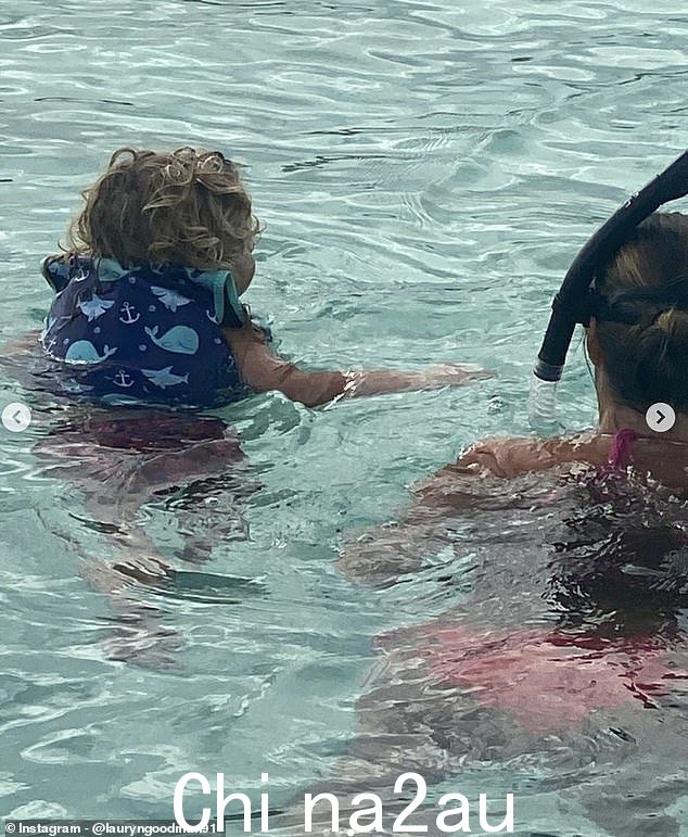 在 Lauryn 分享的她和儿子 Kairo 的马尔代夫旅行的照片中,有一张他们两人享受游泳的照片