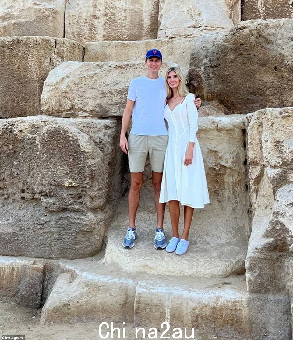 Ivanka 和 Jared 都笑了,因为他们依偎在一起在金字塔上合影