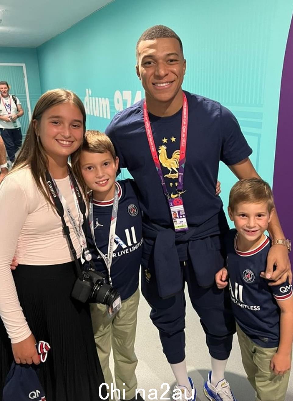 伊万卡自豪地拍下了她三个孩子的照片当他们与 Mbappe 合影时,他们合影留念