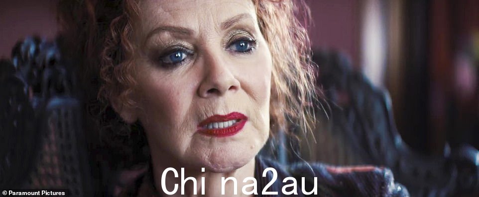 没有黑客:Jean Smart 也出现在剪辑中的显着位置
