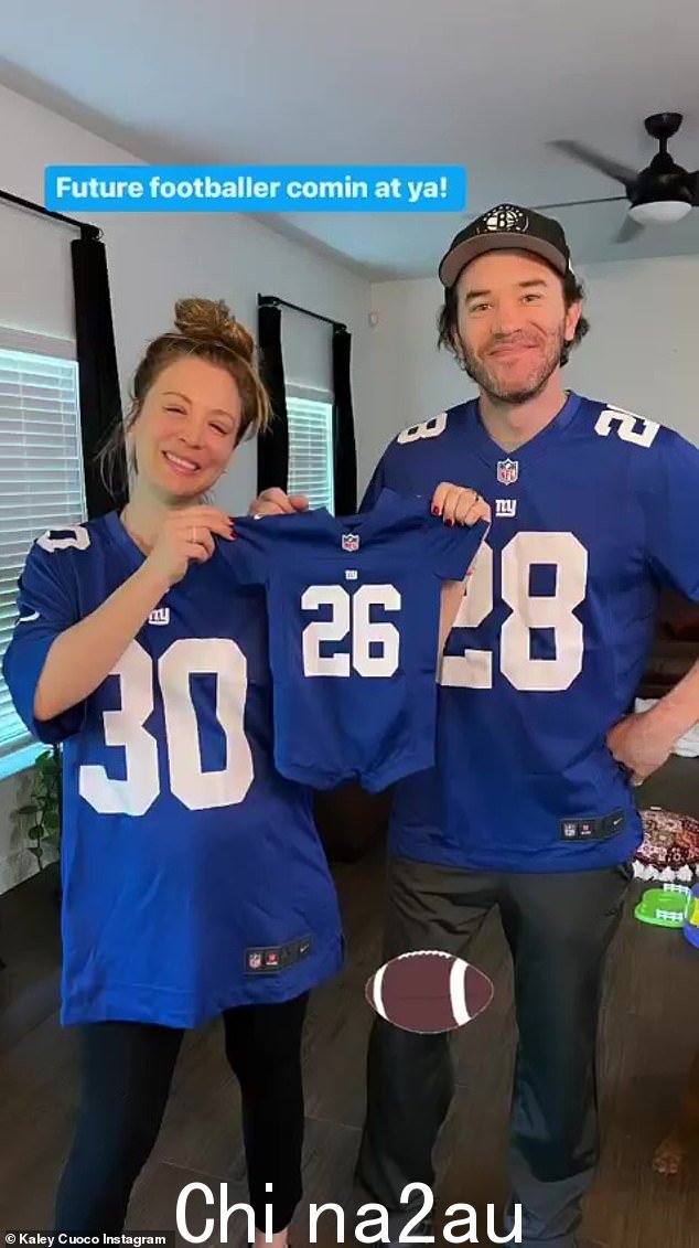 准父母:周一,怀孕的 Kaley Cuoco 身穿纽约巨人队球衣展示了她的婴儿隆起,标志着她即将到来的 37 岁生日