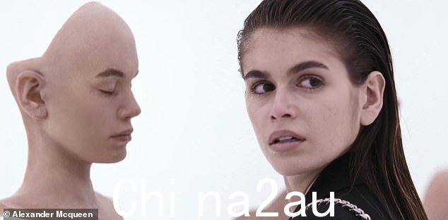 Seeing double:Kaia Gerber 本周为 Alexander McQueen 的 The Slash 手提包出演了以银翼杀手为灵感的广告,看起来令人难以置信