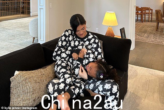 Giggles:这位流行杂志封面模特也展示了一张甜蜜的照片,她和四岁的女儿 Stormi Webster 一起咯咯地笑着,穿着相配的黑白幽灵睡衣