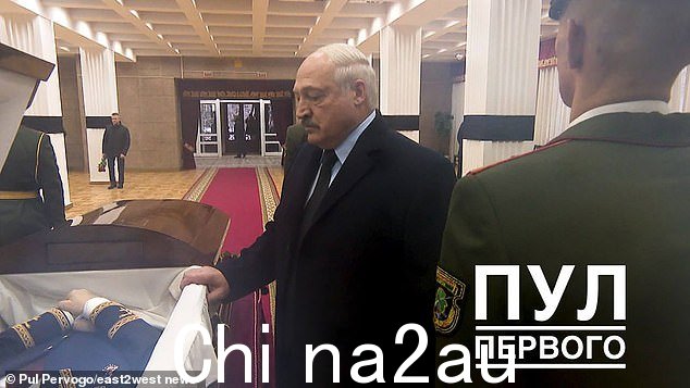 阴沉的卢卡申科站在打开的外交部长弗拉基米尔马克伊的棺材前