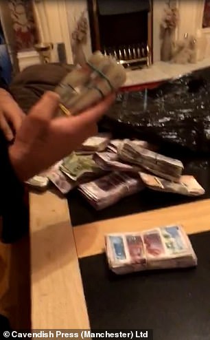 一段电话视频显示 Hussain 手握大笔现金并吹嘘说:'这些钱让我受益匪浅',一位朋友说:'哦,是的!好吧!'