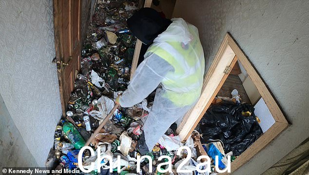 清理公司 The Rubbish Removers 分享了他们的八人团队在兰开夏郡的两居室房产中涉过齐膝高的垃圾堆、丢弃的啤酒瓶和装满尿液的容器的片段