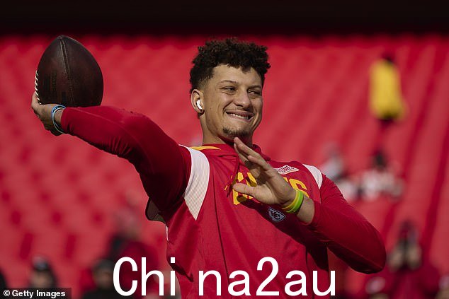 选秀:Mahomes 于 2017 年被堪萨斯城酋长队选中,在新秀赛季的大部分时间里担任 Alex Smith 的替补四分卫