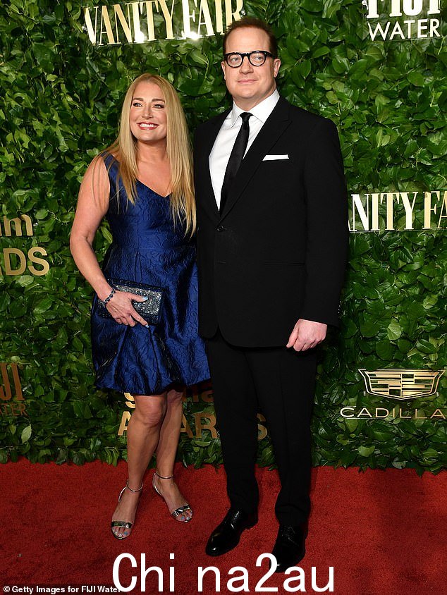 Dapper duo:53 岁的 Brendan Fraser 周一晚上和他美丽的搭档 Jeanne Moore 一起出席第 32 届年度哥谭奖,他穿着海军蓝色连衣裙,容光焕发
