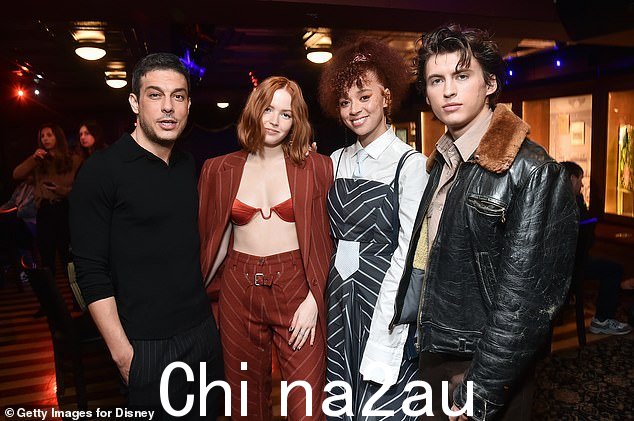 帮派:Jonathan Kasdan、Ellie、Erin 和 Dempsey Bryk(从左到右)合影留念