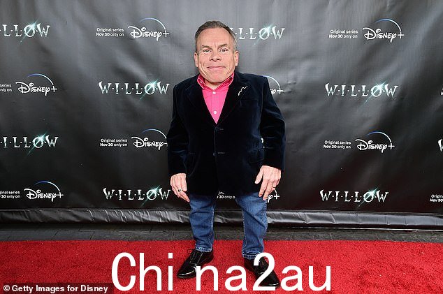 拍照摆姿势:Warwick 在晚上穿着粉色衬衫和牛仔裤看起来很聪明