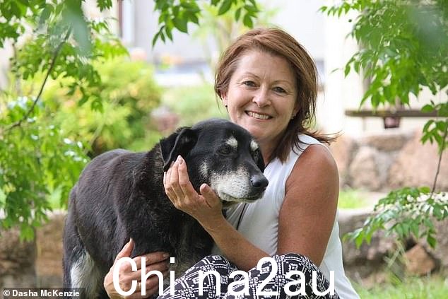 医生已经设法挽救了婚纱礼服师克莱尔麦肯齐(如图)的手臂,她在昆士兰农村发生的一场可怕的农场割草事故中失去了双腿,她的家人说“到目前为止没有感染迹象”