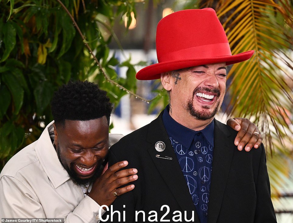 欢乐时光:Babatunde 拥抱男孩乔治,因为他们在 bash 上一起咯咯笑