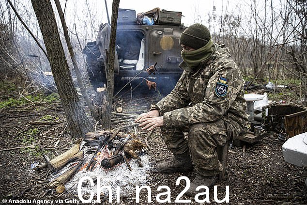 一名乌克兰士兵试图在前线热身,在顿涅茨克Oblast, Ukraine