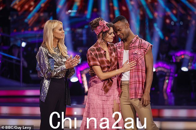 主持人 Tess Daly 问她是否一切如她所料,Ellie 说:'过去是,现在是,我现在要成为陈词滥调的机器,但它已经是一切,甚至更多'