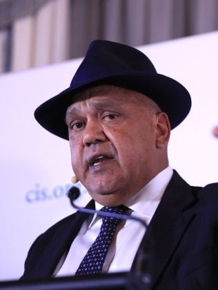 土著领袖 Noel Pearson 批评 Price 女士打开她的社区,争辩说她在反对原住民。图片:John Feder