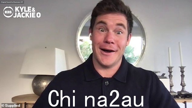 Pitch Perfect 演员 Adam Devine(如图)说他收到了数百条来自愤怒母亲的直接信息,这些母亲在摇滚歌手的色情短信丑闻中将他误认为 Adam Levine