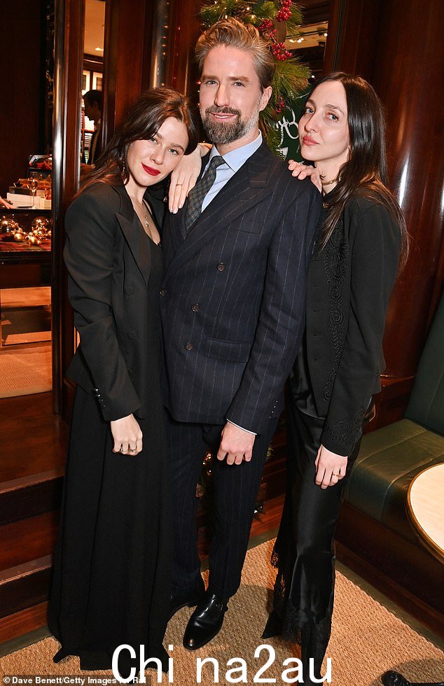 Dashing:Jack Guinness 穿着条纹西装外套,搭配蓝色衬衫和带图案的绿色领带,剪裁得体。