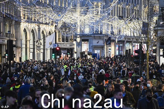 今年英国成千上万的购物者的圣诞节将明显不同,因为许多传统的灯光展示将不再继续。图为:2020 年摄政街灯饰